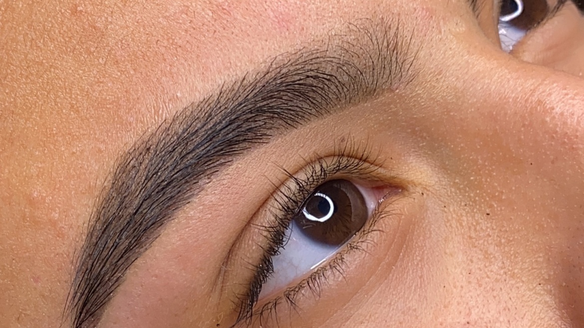 Diseño de cejas + limpieza con cera tibia + Henna